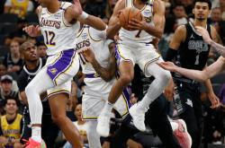 雷速体育直播官网-爵士继续主场不败，轻取马刺完成七连胜