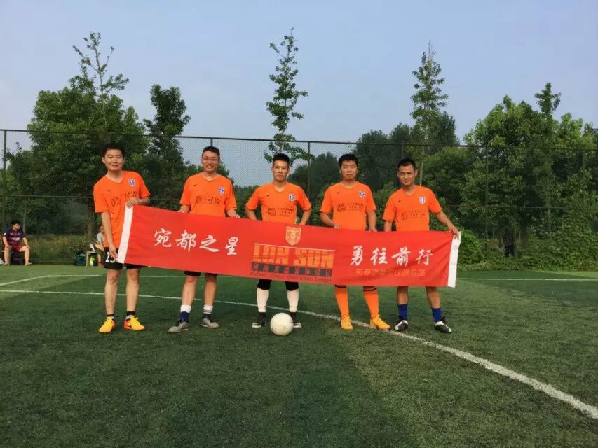 参与球队在争夺胜利的道路上奋力前行