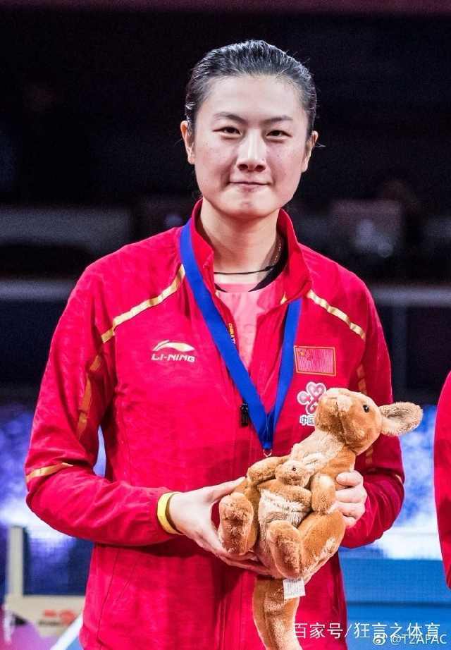 联邦国保加利亚女队赢得冠军奖杯