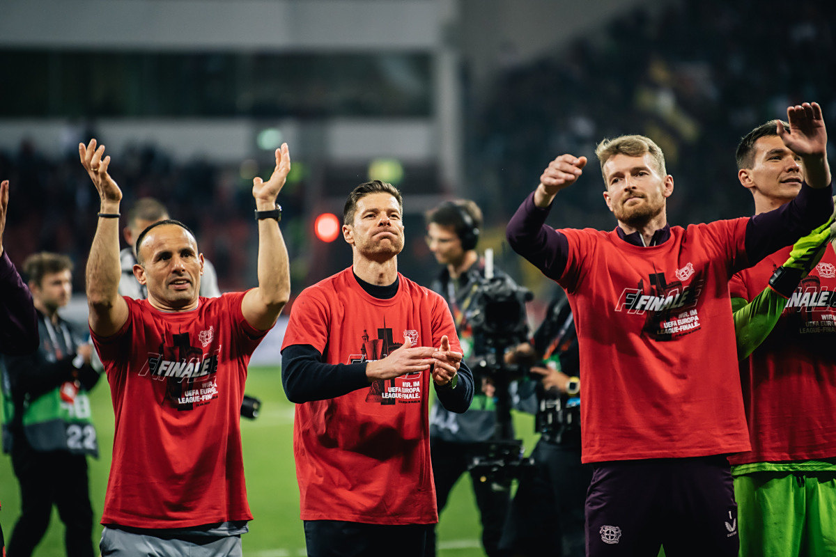 顶级足球联赛争夺激烈，球队实力对决的简单介绍